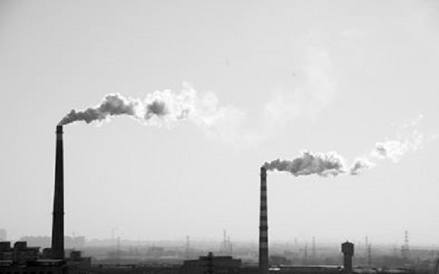 煙囪里冒得白煙、黑煙、黃煙有什么危害？我們?cè)撛鯓咏鉀Q？